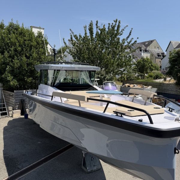 Axopar 29 XC Cross Cabin 2026 finition BRABUS Line Gris Platinum – Rioux Nautique