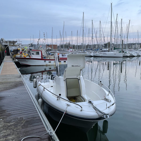 Vue avant et pont de l’Ostrea 600 T-Top 2020 | Rioux Nautique