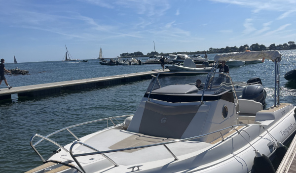Vue avant du Capelli Tempest 770 WA amarré | Rioux Nautique