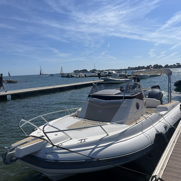 Vue avant du Capelli Tempest 770 WA amarré | Rioux Nautique