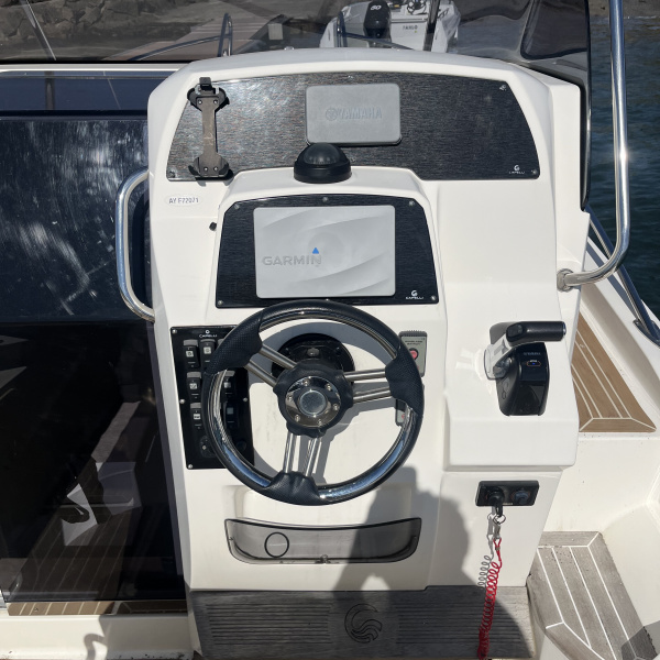 Console avec volant et électronique marine Garmin | Rioux Nautique