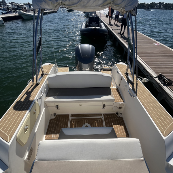 Cockpit arrière équipé pour la navigation | Rioux Nautique