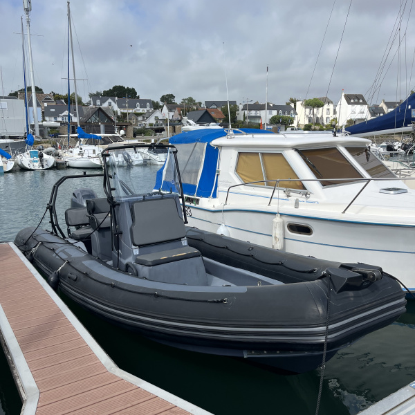 Le Pro 7 est un semi-rigide idéal pour la sécurité, la plongée ou les loisirs nautiques. Fiable, performant et personnalisable | Rioux Nautique.