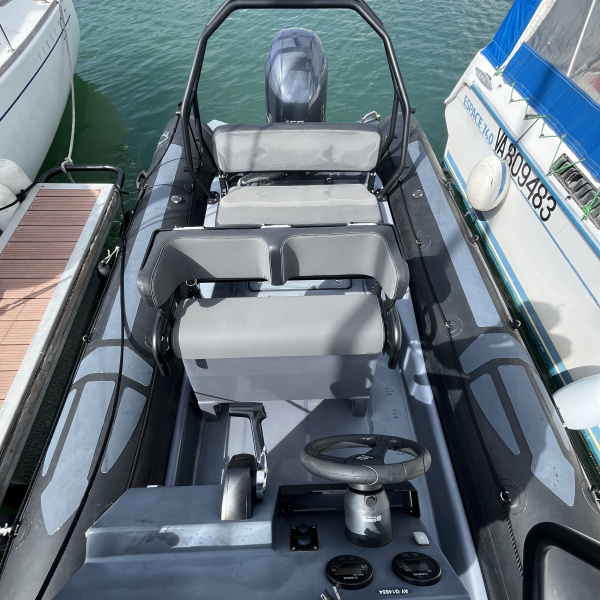 Adapté aux pros comme aux passionnés, le Pro 7 offre un confort de navigation unique et une grande solidité | Rioux Nautique.