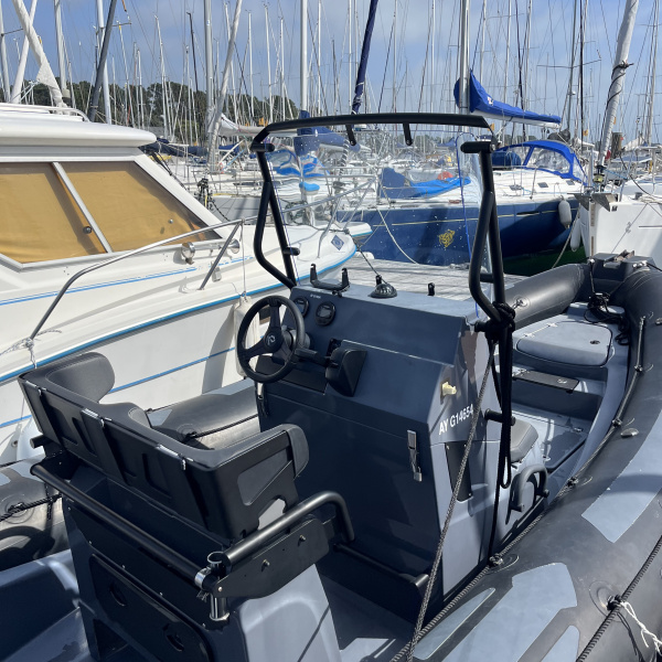 Avec son plan de pont optimisé et ses équipements, le Pro 7 est parfait pour les activités nautiques intensives | Rioux Nautique.