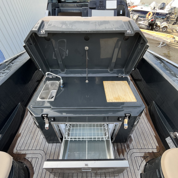 Réfrigérateur à tiroir et meuble de cuisine de cockpit du Lomac 12.0 | Rioux Nautique