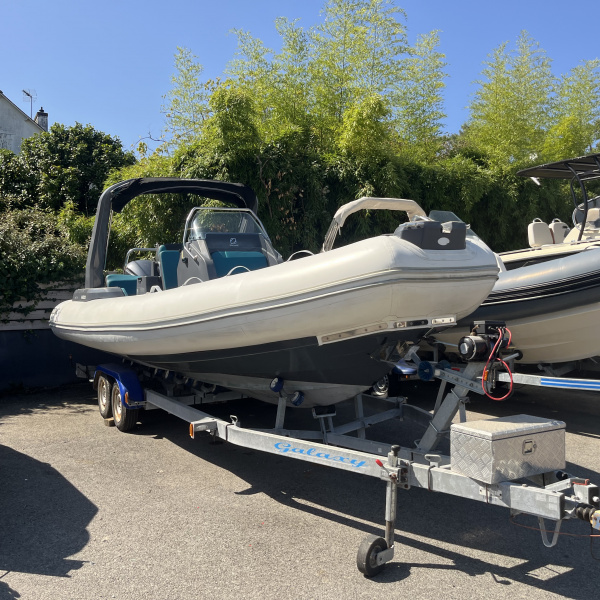 Table et bain de soleil arrière du Zodiac Medline 7.5 | Rioux Nautique