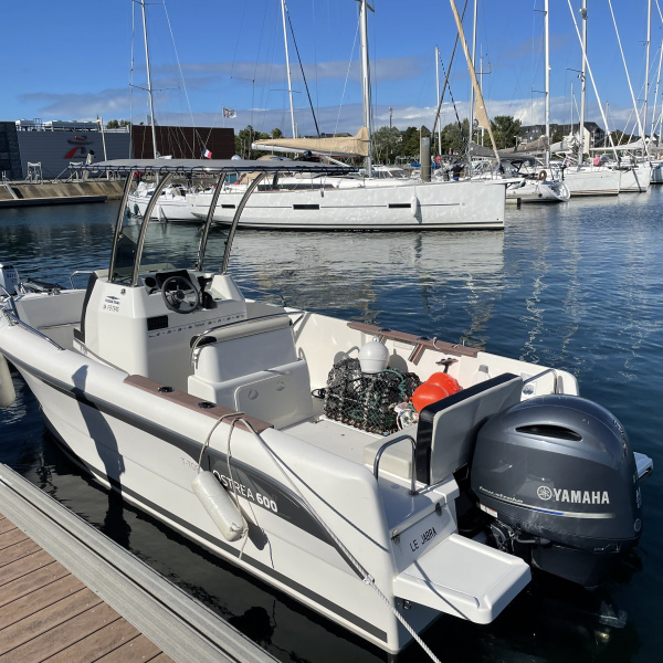 Console et commandes Yamaha sur Ostrea 600 T-Top | Rioux Nautique