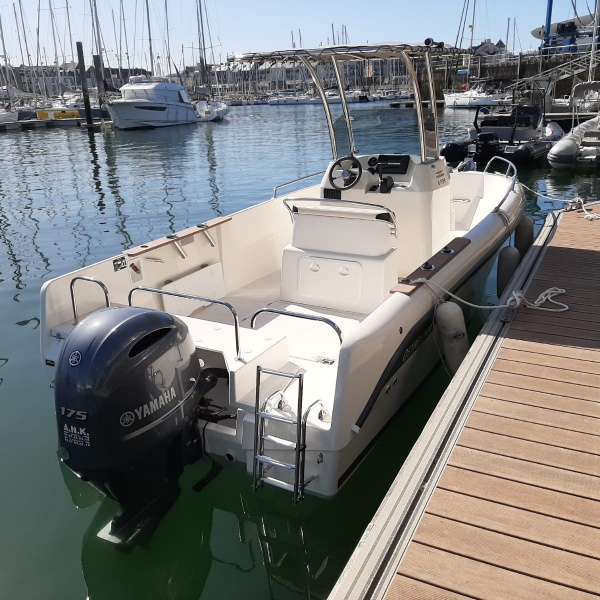 Vue arrière de l’Ostrea 600 avec T-Top rigide et moteur Yamaha | Rioux Nautique