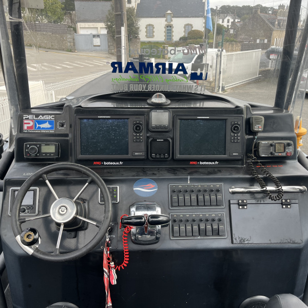 26 places, bi-moteur 300CV, vivier recyclage d'eau, sondes Airmar, Cat. CE C/B. | Rioux Nautique