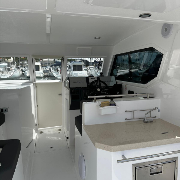WC marin avec douche et évier à bord du Silvercraft 36 HT 2023 | Rioux Nautique