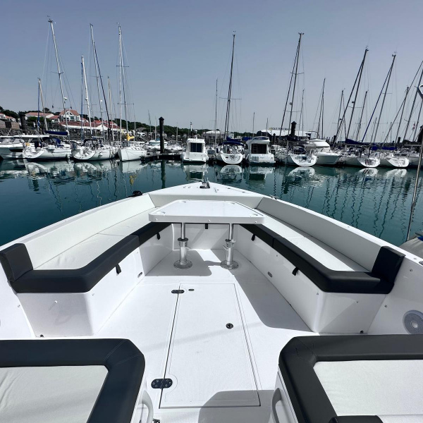 Grand carré de pêche et porte-cannes arrière du Silvercraft 36 HT 2023 | Rioux Nautique