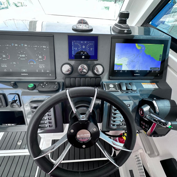 Double écran Garmin 8412 XSV et radar GMR 18 HD+ à bord du Silvercraft 36 HT | Rioux Nautique
