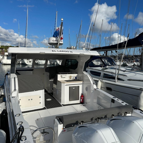 Silvercraft 36 HT 2023 + Mercury 2x300 cv vue de trois quarts – bateau pêche promenade | Rioux Nautique