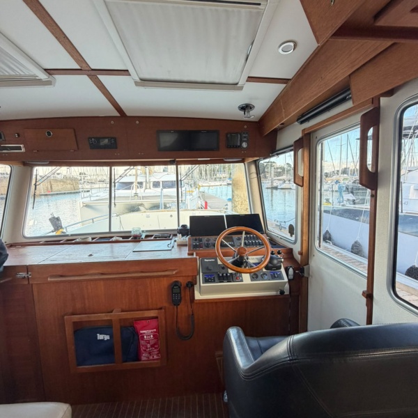 Timonerie du Botnia Targa 42 à vendre avec électronique Raymarine Axiom et fauteuil pilote Grammer | Rioux Nautique