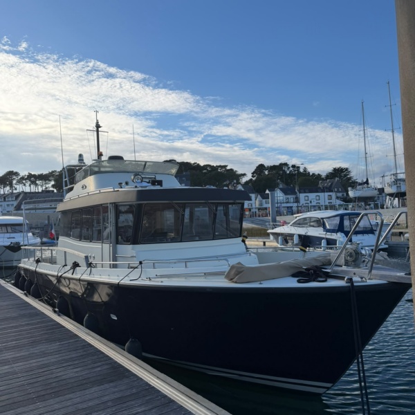 Intérieur teck et cuir beige du Botnia Targa 42 à vendre, refait en 2021 | Rioux Nautique
