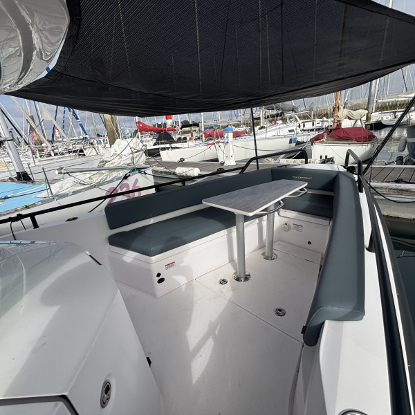 Cockpit avec réfrigérateur Axopar 28 | Rioux Nautique