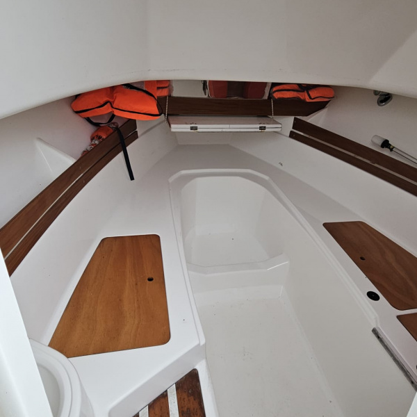 Cabine avec deux couchages White Shark 228 Sundeck