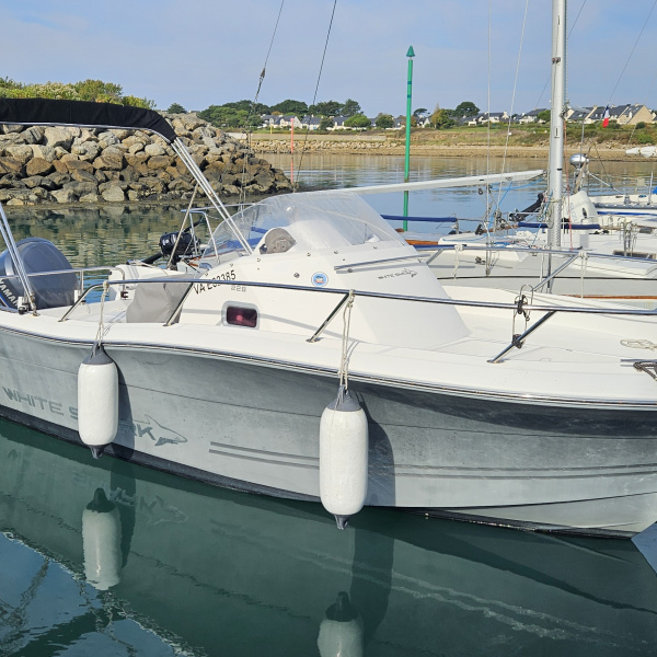 Bain de soleil avant spacieux sur White Shark 228 Sundeck | Rioux nautique