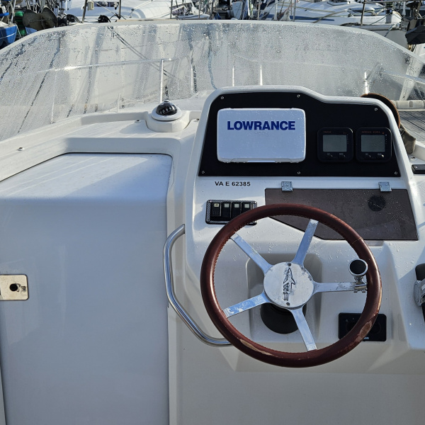Console centrale avec GPS sondeur Lowrance 7 pouces | Rioux nautique