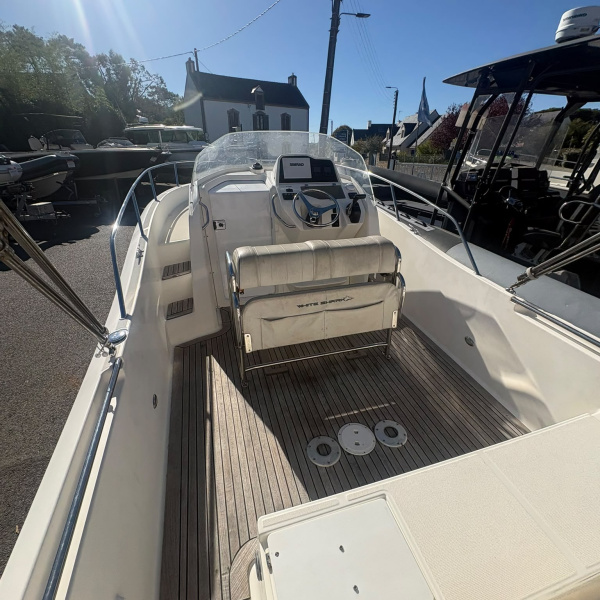 Kelt White Shark 228, 2008, coque grise, cockpit teck, taud d'instrumentation. | Rioux Nautique