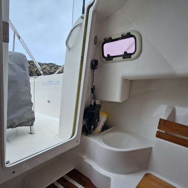 Guindeau électrique à l’avant du White Shark 228 | Rioux nautique