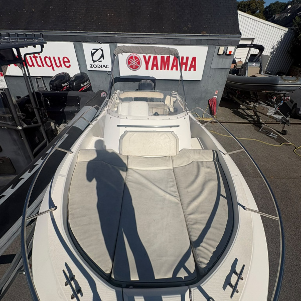 White Shark 228 équipé guindeau électrique et armement côtier. Yamaha F250 AETX. | Rioux Nautique