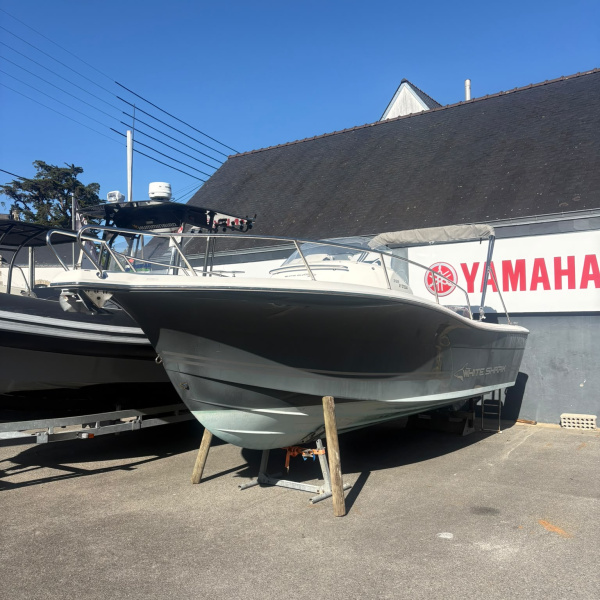Kelt White Shark 228, leaning post, bain de soleil, cockpit teck. Yamaha F250 fiable. | Rioux Nautique