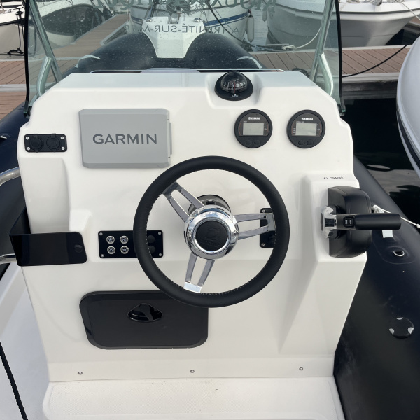Zodiac Medline 6.8 semi-rigide neuf clés en mains 67 000€ | Rioux Nautique