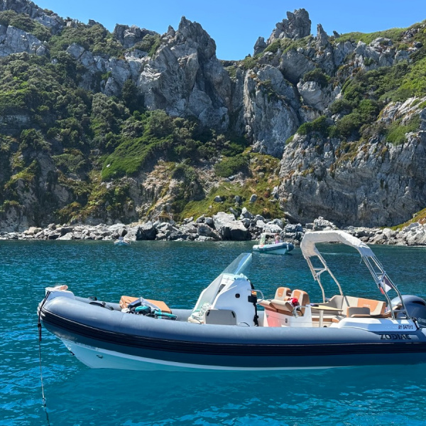 Zodiac Medline 6.8 vue de face, motorisation Yamaha F200 XCA | Rioux Nautique