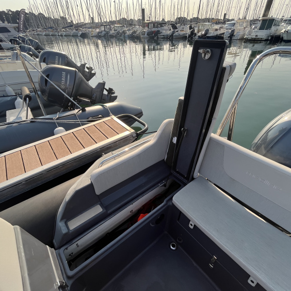 Zodiac Medline 6.8 vue de face, coque anthracite et flotteur noir carbone | Rioux Nautique