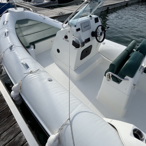Zodiac Medline 6.8, semi-rigide confortable et bien équipé avec direction hydraulique et mât de ski | Rioux Nautique
