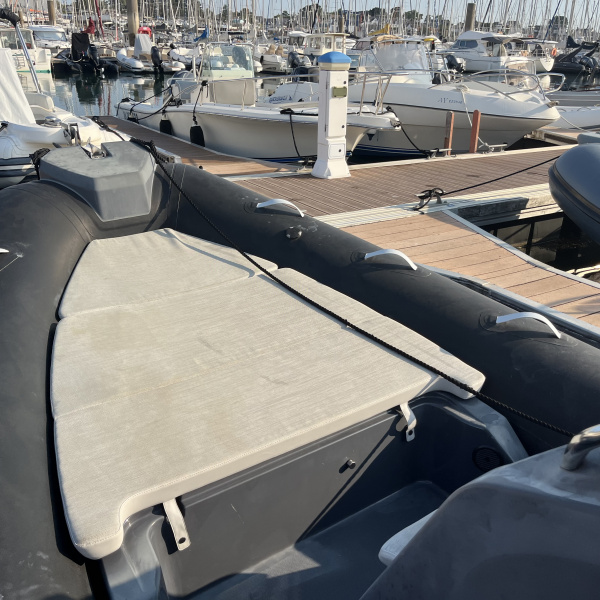 Zodiac Medline 6.8 vue arrière, plateformes et échelle de bain | Rioux Nautique