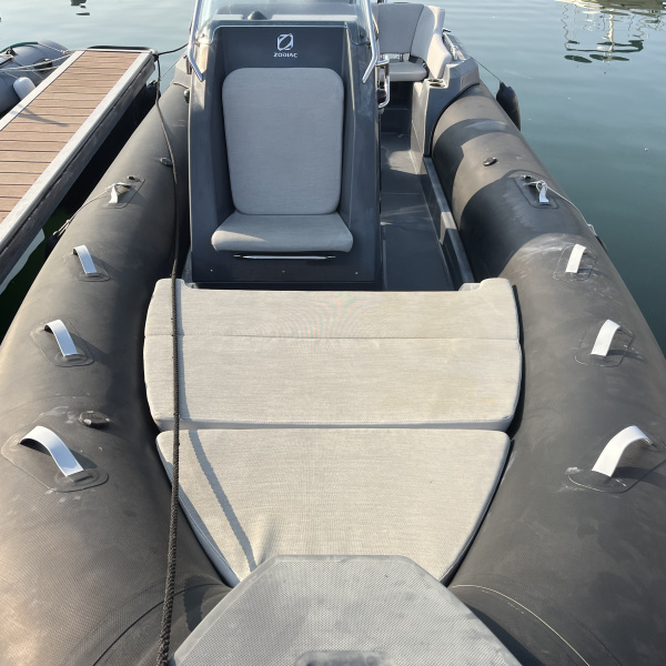 Poste de pilotage Zodiac Medline 6.8 avec GPS-sondeur Humminbird Helix7 | Rioux Nautique