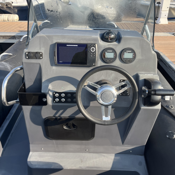 Console du Zodiac Medline 6.8, sellerie grise et kit mains courantes | Rioux Nautique