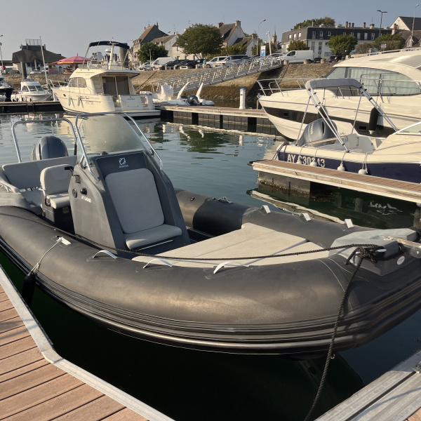 Zodiac Medline 6.8 occasion, vue de profil, coque gris anthracite | Rioux Nautique