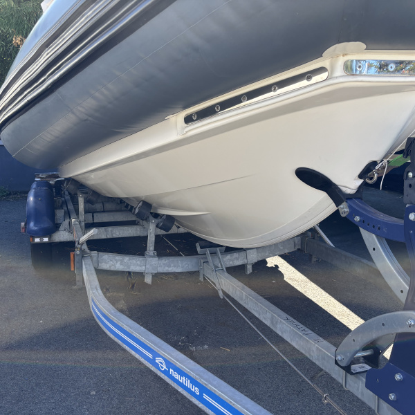Occasion rare : Zodiac Medline 6.8 2022, entretenu, 97h moteur seulement. Équipement complet, prêt à naviguer