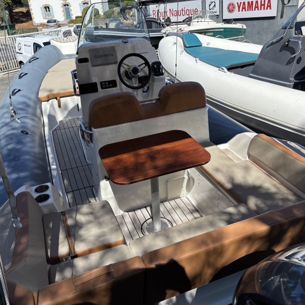 Bateau semi-rigide 6,88m x 2,54m, armement côtier, disponible immédiatement. Yamaha 200XCA 97h, remorque Nautilus fournie