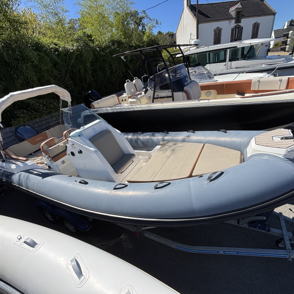 Zodiac Medline 6.8 de 2022, 97h, motorisation Yamaha F200XCA. Semi-rigide 6,88m livré avec remorque double essieux. Disponibilité immédiate. 59 000€.