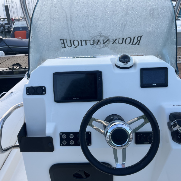 Medline 6.8 de la marque Zodiac, motorisé Yamaha F200 XCA, équipé GPS Garmin et réservoir 200L | Rioux Nautique