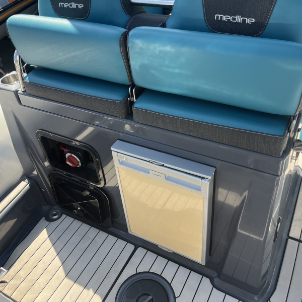 Zodiac Medline 7.5 avec Roll Bar et Bimini, mât de ski à l'arrière | Rioux Nautique