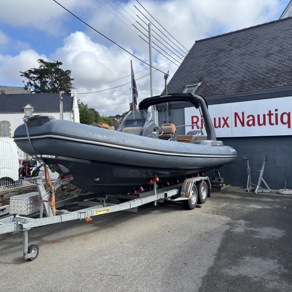 Découvrez ce Zodiac Medline 7.5 équipé réfrigérateur, guindeau électrique et mât de ski | Rioux Nautique