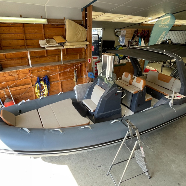 Zodiac Medline 7.5 Pack Elegance, Rollbar, bimini et sellerie Lounge, motorisé Yamaha F300NCB | Rioux Nautique