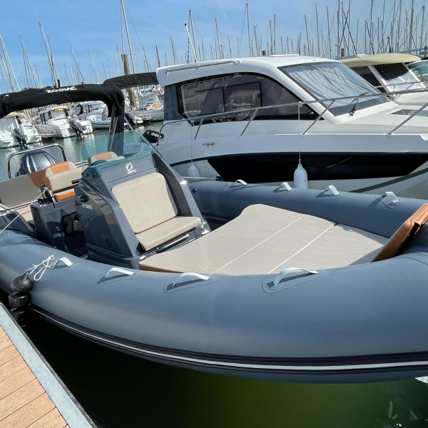 Magnifique Zodiac Medline 7.5, vendu neuf et entretenu par notre chantier selon le protocole Yamaha | Rioux Nautique