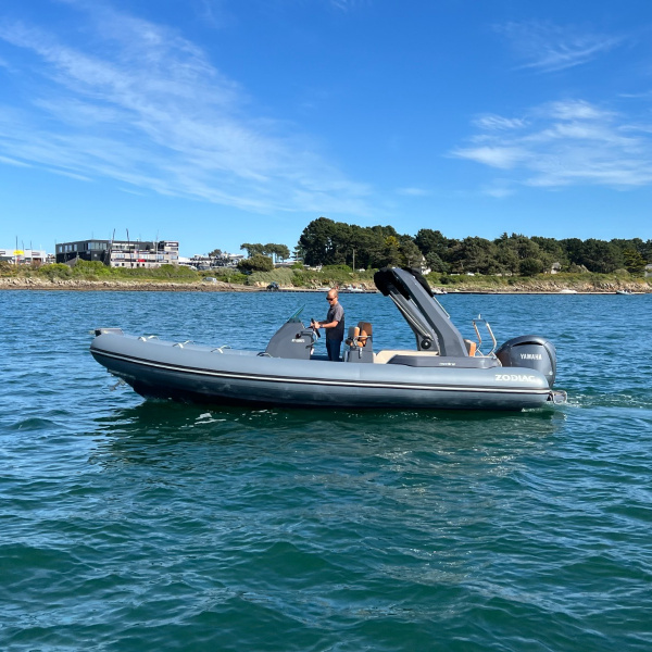 Zodiac Medline 7.5 + Yamaha F300NCB (2022 & 88h) en vente chez Rioux Nautique, première main full options | Rioux Nautique