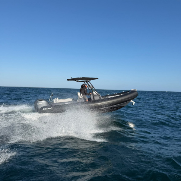 Zodiac Medline 7.5 T-Top, flotteurs hypalon vue rapprochée | Rioux Nautique