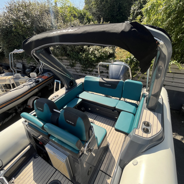 Poste de pilotage Zodiac Medline 7.5 avec GPS Garmin et carte Navionics | Rioux Nautique