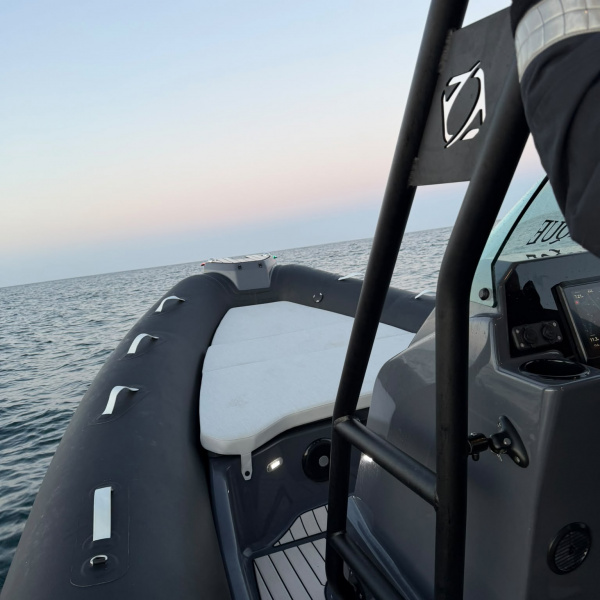 Zodiac Medline 7.5 T-Top, vue trois-quarts arrière sur ponton | Rioux Nautique