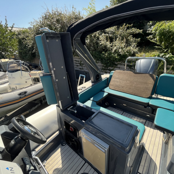 Console du Zodiac Medline 7.5, sellerie Fiord et kit mains courantes | Rioux Nautique