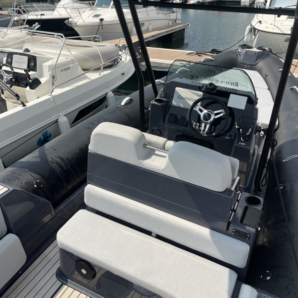 Zodiac Medline 7.5 T-Top vue arrière, mat de ski et kit mains courantes | Rioux Nautique